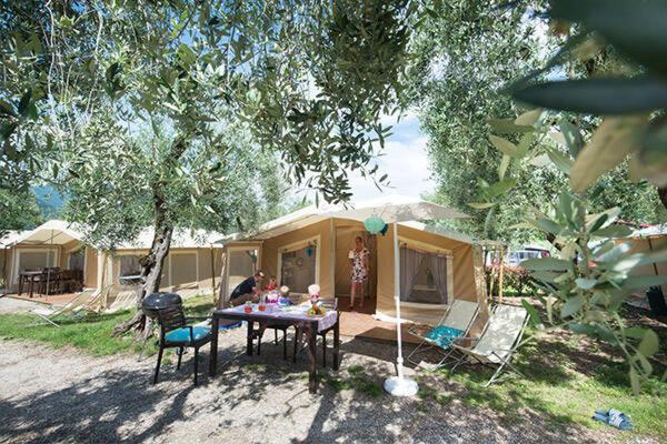 Weekend Glamping Resort San Felice del Benaco Oda fotoğraf